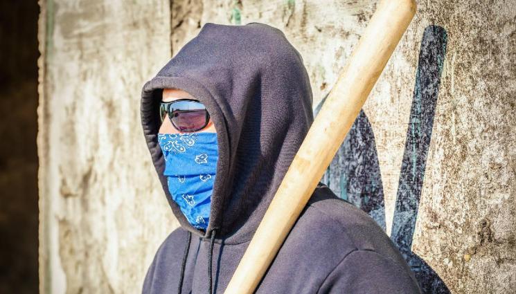 бухалка - ПОСРЕД БЯЛ ДЕН: Нахлуха с бухалки в кметство!