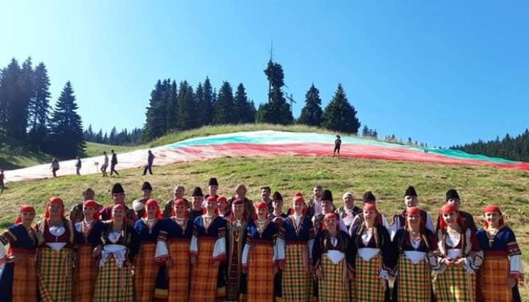 Ансамбъл Родопа и 101 Каба гайди - В СЕЛО ГЕЛА: Ансамбъл „Родопа“ и „101 Каба гайди“ се надсвирват