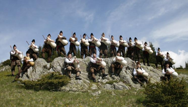 Ансамбъл Родопа и 101 Каба гайди