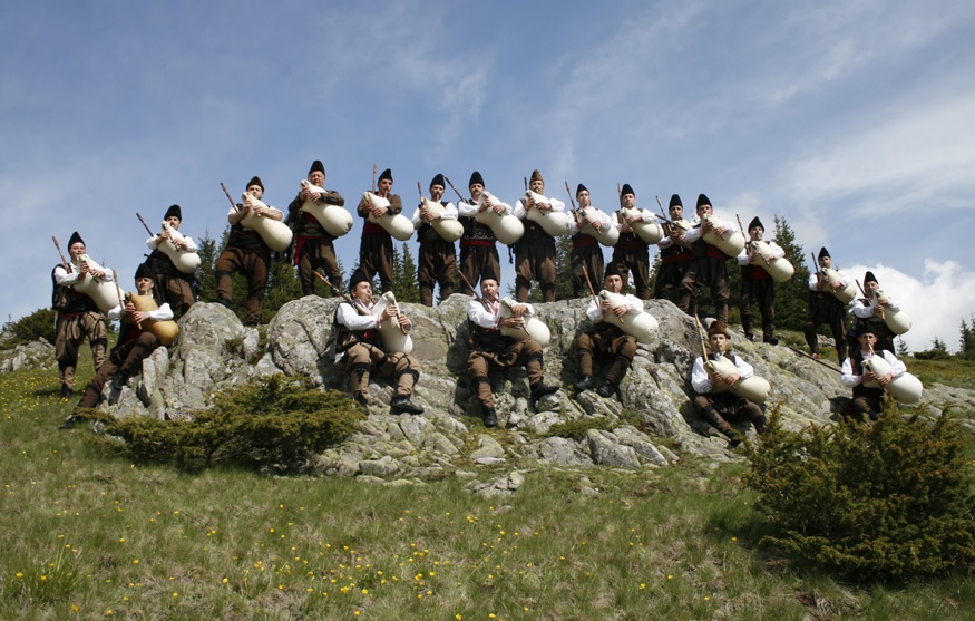 Ансамбъл Родопа и 101 Каба гайди