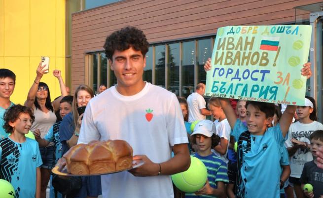 Десетки посрещнаха Иван Иванов в България