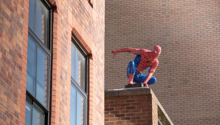 spiderman - SPIDER-MAN УНИЩОЖАВА КОНКУРЕНЦИЯТА: Най-известният супергерой в интернет смачква Batman и Iron Man!