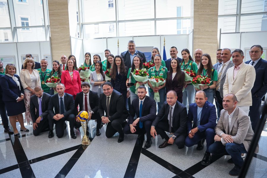 Световните шампионки по волейбол занесоха Купата в парламента1