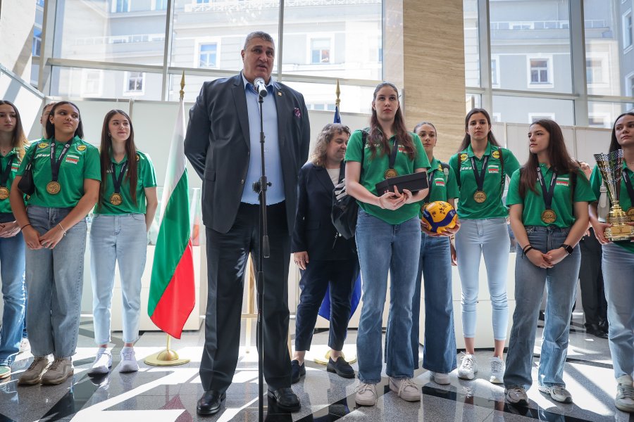 Световните шампионки по волейбол занесоха Купата в парламента1