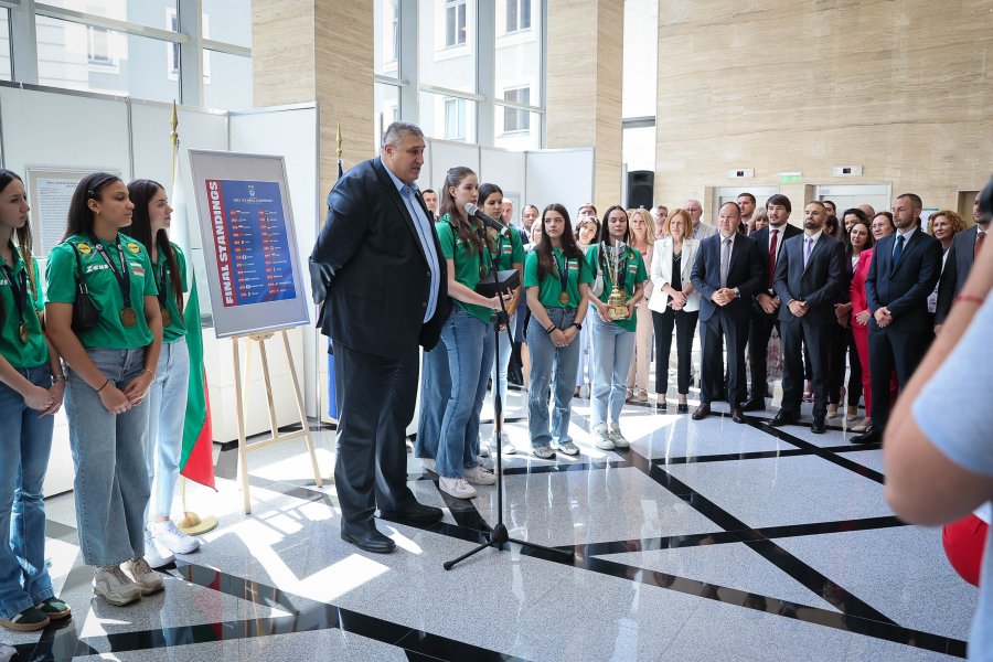 Световните шампионки по волейбол занесоха Купата в парламента1