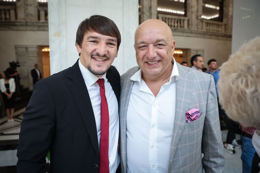 Световните шампионки по волейбол занесоха Купата в парламента1