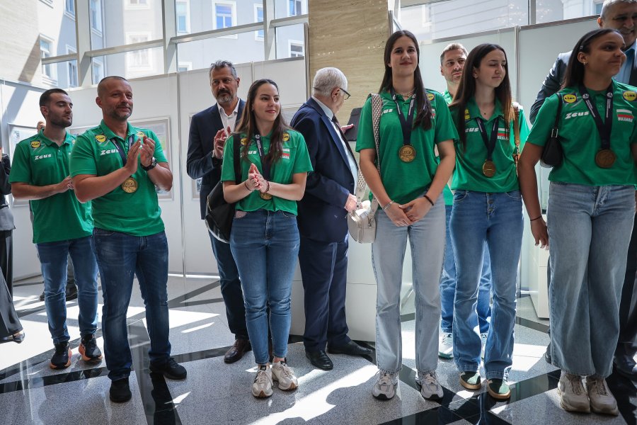 Световните шампионки по волейбол занесоха Купата в парламента1