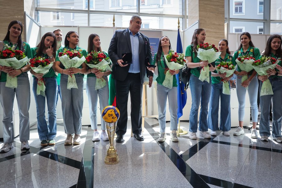 Световните шампионки по волейбол занесоха Купата в парламента1