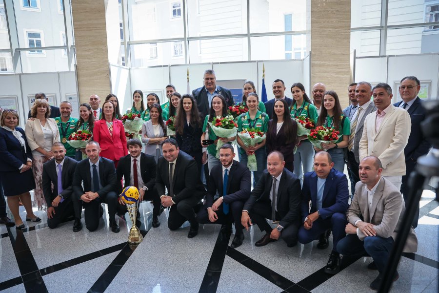 Световните шампионки по волейбол занесоха Купата в парламента1