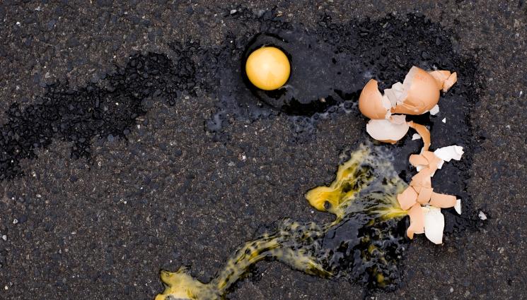 яйце - ДЕТСКА МУ РАБОТА: Хулиганчета бомбардират минувачи с яйца, изливат им и кофи с вода!