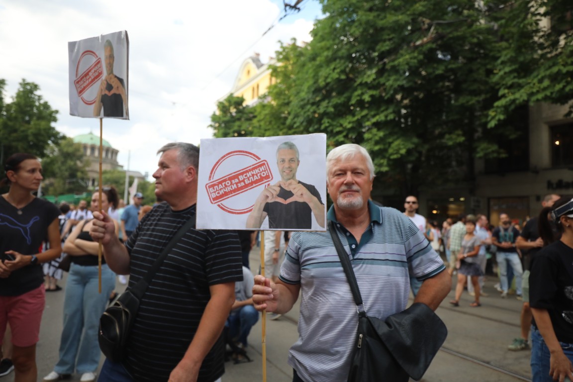 <p>Множество граждани се събраха на протест пред Съдебната палата в София с искане за независимо правосъдие.</p>