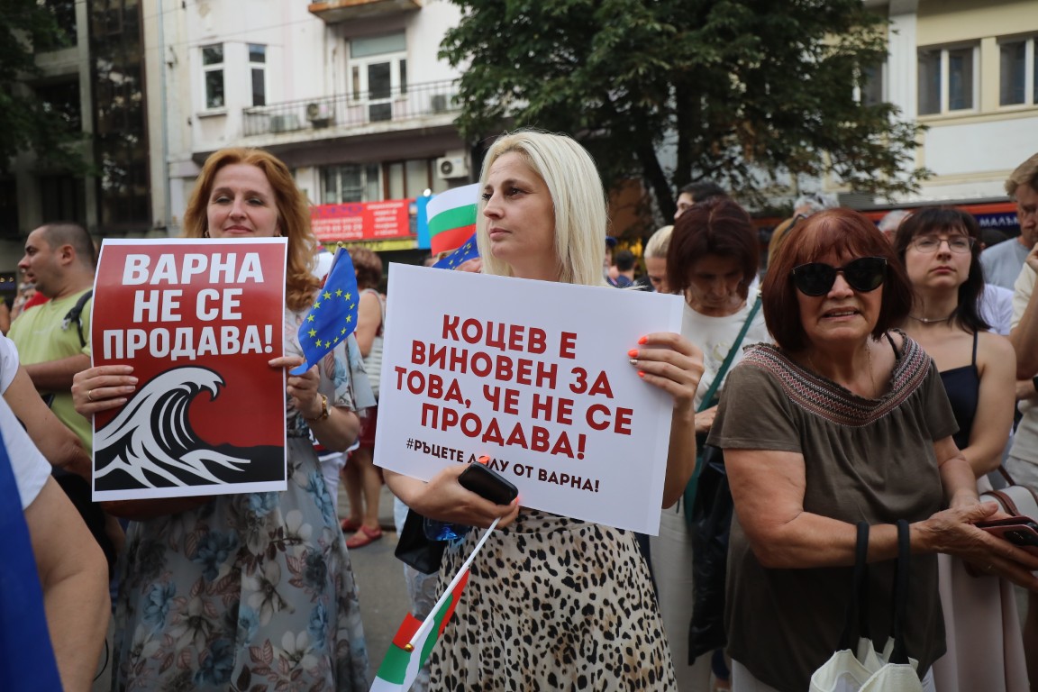 <p>Множество граждани се събраха на протест пред Съдебната палата в София с искане за независимо правосъдие.</p>