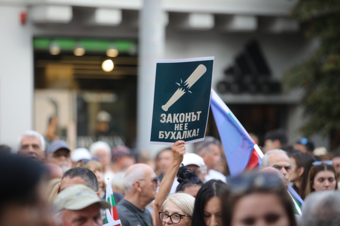 <p>Множество граждани се събраха на протест пред Съдебната палата в София с искане за независимо правосъдие.</p>