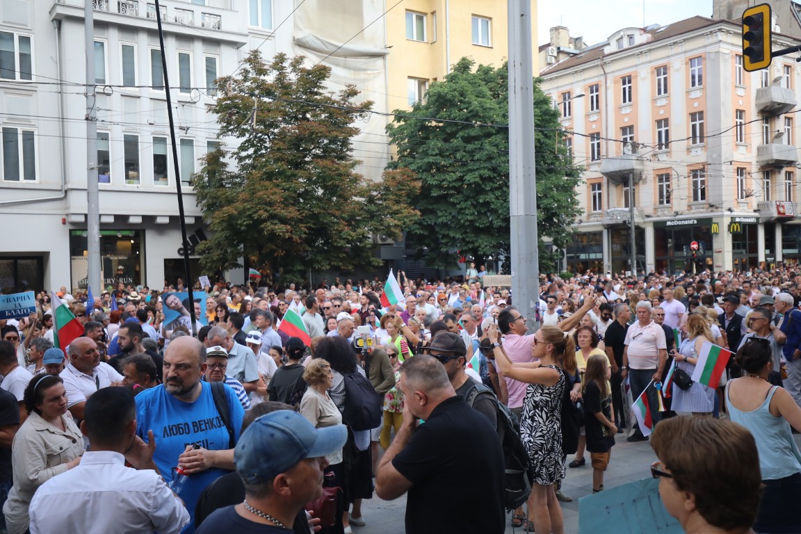 <p>Множество граждани се събраха на протест пред Съдебната палата в София с искане за независимо правосъдие.</p>