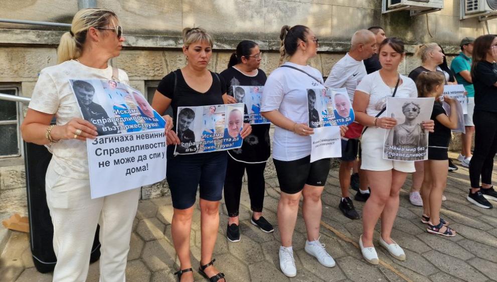 За трети път граждани се събраха пред Съдебната палата в