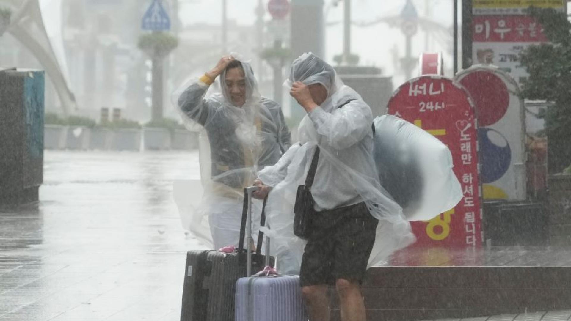 Двама души загинаха а повече от 1000 бяха евакуирани в