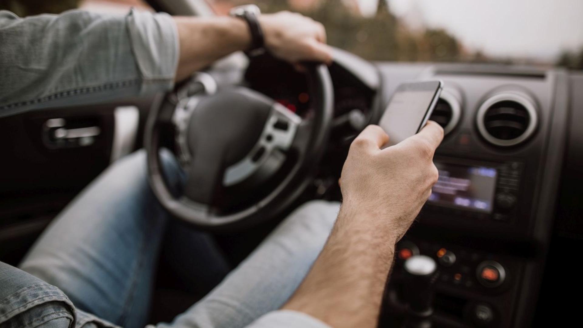 Забраната за използване на смартфона по време на шофиране е