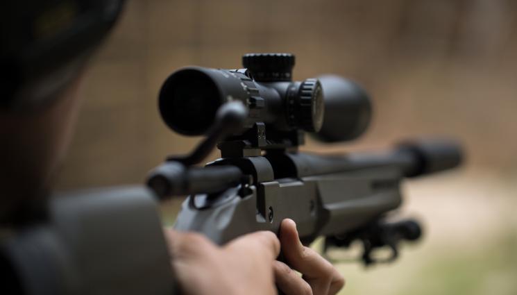 пушка - ИЗВЪНРЕДНО: Военен гръмна младеж!