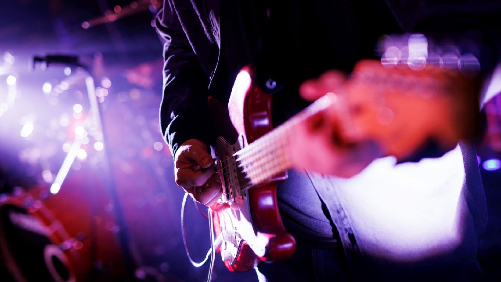 Хитовете продължават да идват Членовете на групата Jane s Addiction съдят водещия