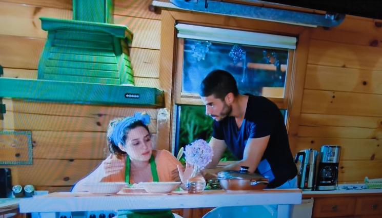 в кухнята на - ЗЛАТНО ВРЕМЕ: В кухнята на „Състояние на връзката: Сложно е“: Пилаф с кисело мляко – като кучешка храна (РЕЦЕПТА)