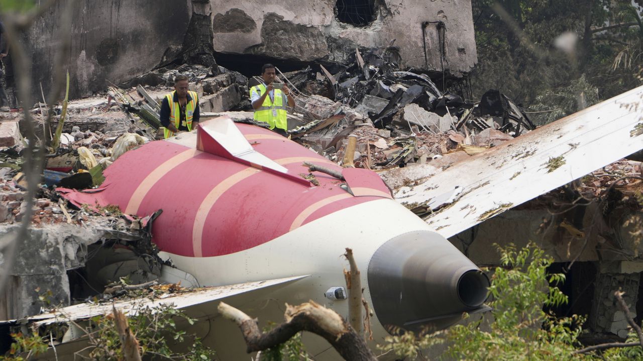 <p><strong>ЮНИ</strong> Огромна трагедия се случи, когато самолет на Air India се разби 32 секунди след излитане, убивайки241 души на борда и 19 на земята. Единствен оцелял се измъкна от останките.</p>