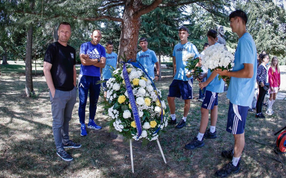 Левски почете Апостола1