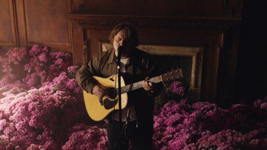 Lewis Capaldi направи силно завръщане с новия сингъл “Survive“