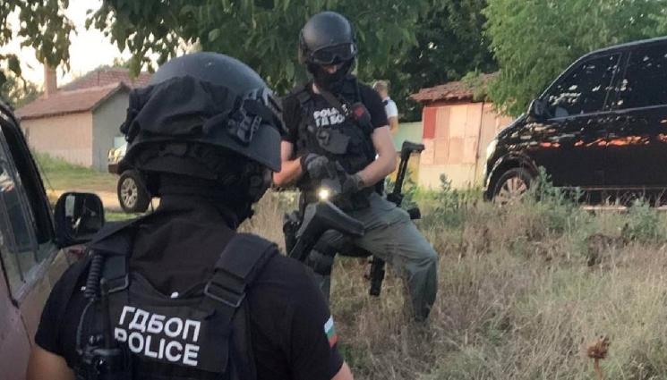 ГДБОП - 32-годишен, лежащ за тройно убийство, ръководил от затвора ОПГ от 15 души (СНИМКИ)