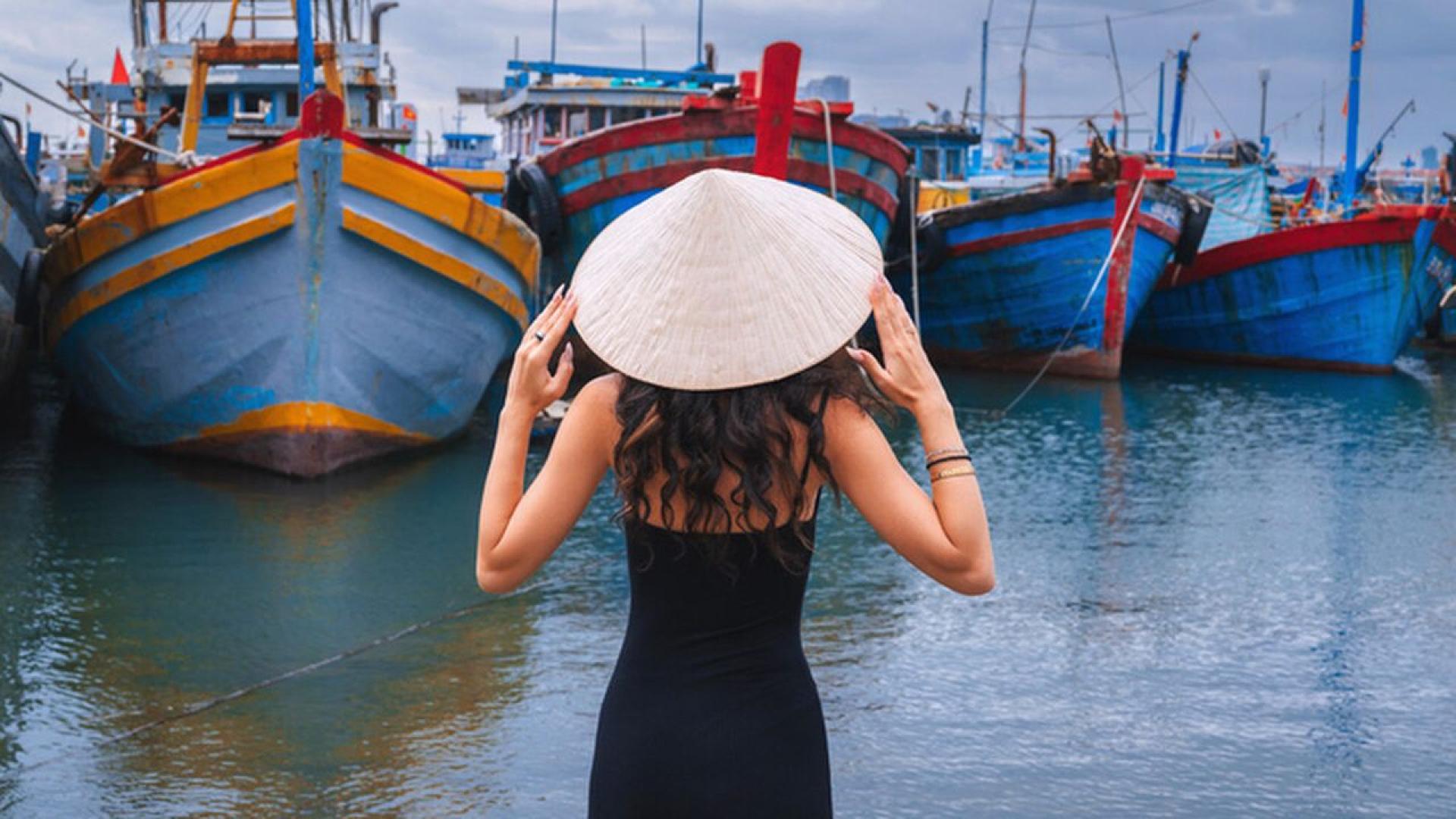 Туристическо корабче  се преобърна по време на буря във Виетнам