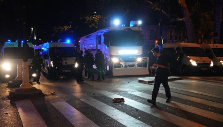 d - БЕЗРЕДИЦИ ВЪВ ФРАНЦИЯ: 150 маскирани атакуват коли с коктейли Молотов (ВИДЕО)