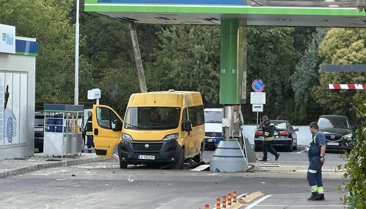 бензиностанция инцидент Бургас - ВЗРИВООПАСНО: Бус гръмна на бензиностанция в Бургас! (ВИДЕО+СНИМКИ)