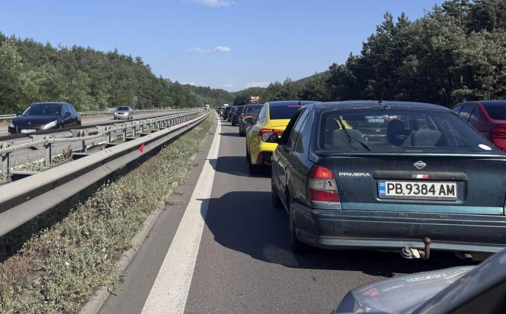 Километрично задръстване се е образувало на магистрала Тракия в посока