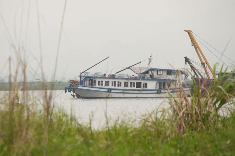  катурване на туристическо корабче по време на стихия във Виетнам 