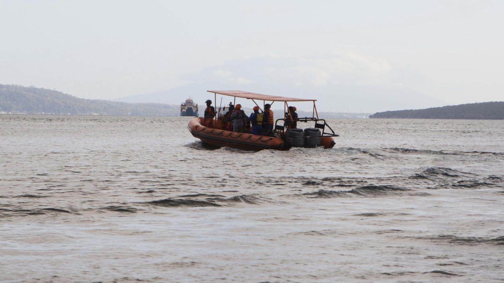Индонезийски пътнически ферибот се запали в морето трима души са