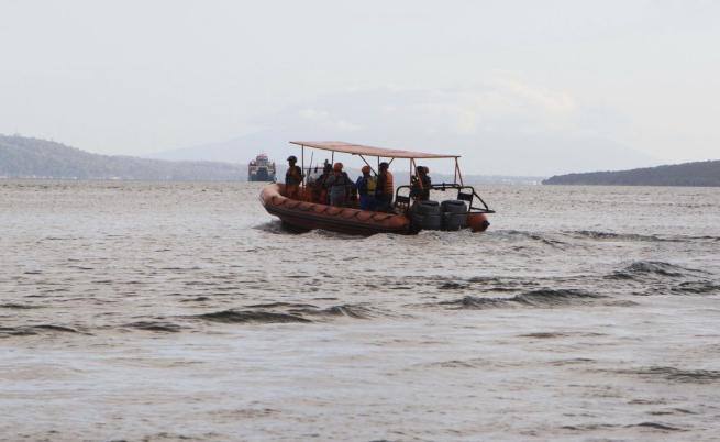 Ферибот пламна край Индонезия, има три жертви и над 560 спасени