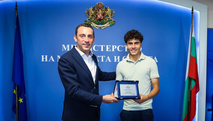 Иван Иванов тенис - Министър Иван Пешев награди тенисистите Иван Иванов и Александър Василев