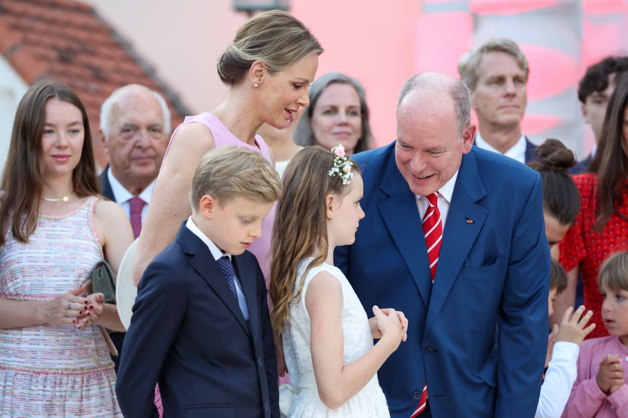 <p>Семейство Грималди се събра, за да отбележи 20 години от възкачването на принц Албер II. Вечерта премина с емоционални моменти, стилни визии и семейна топлота. От нежните жестове на принца до модния блясък на дамите – всяка снимка разкрива духа на празника. Разгледайте галерията с най-запомнящите се кадри от това историческо събитие.</p>