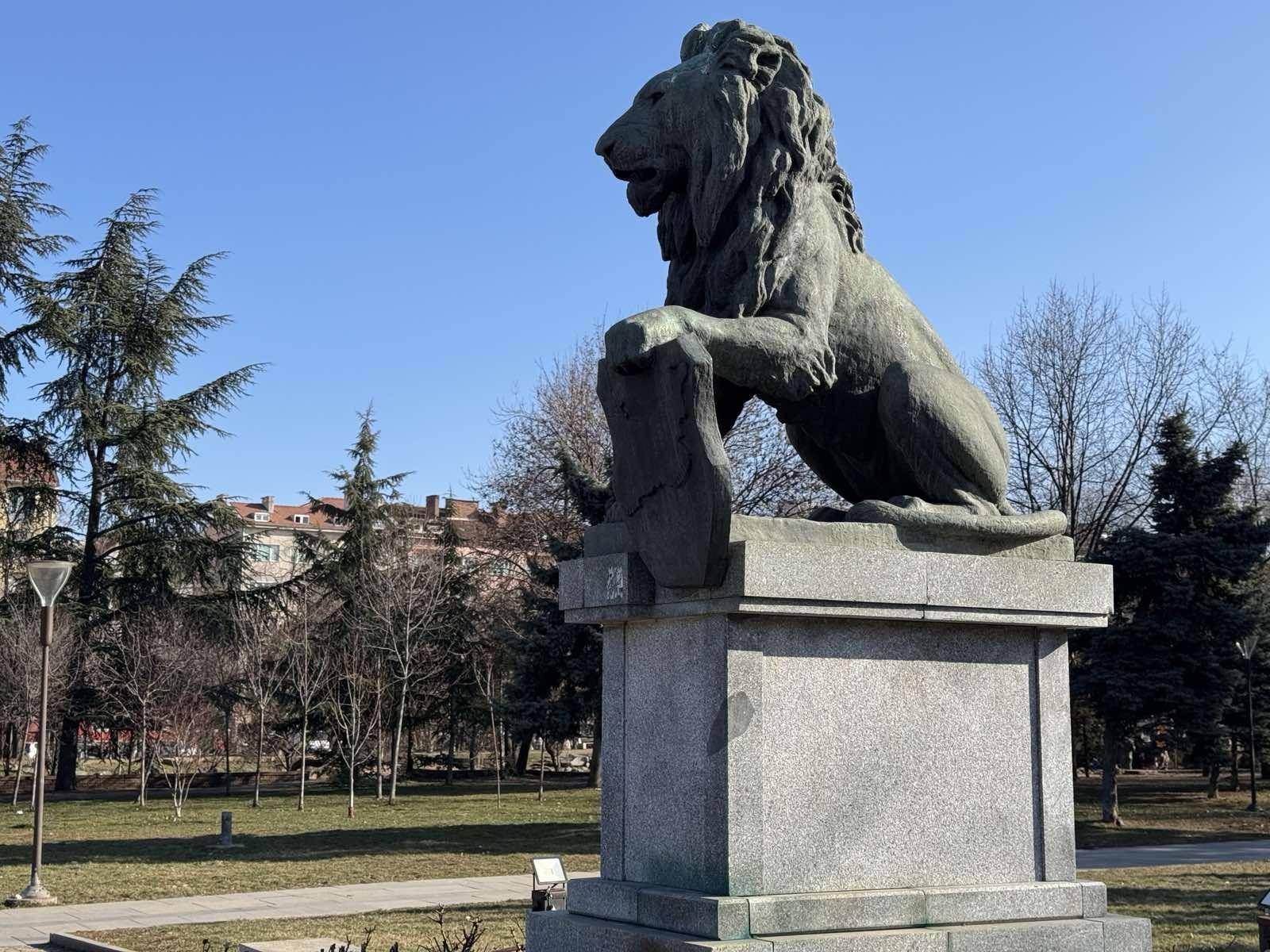 Паметника на Първи и Шести пехотен полк в София