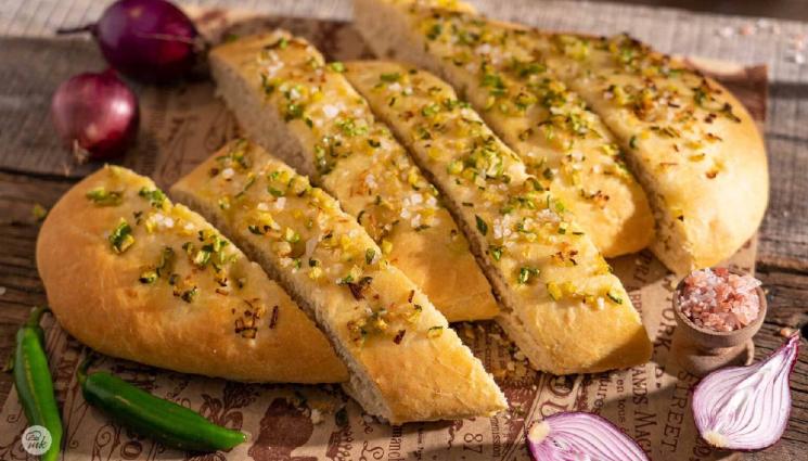 рецепти - Гответе с matekitchen.com: Хрупкава фокача с тиквички и люта чушка или пък бързи ароматни пърленки (ВИДЕО)