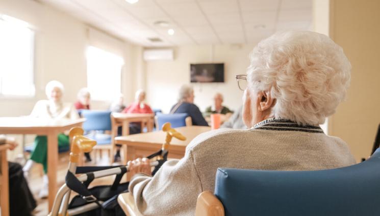 стари хора - 81 дома за възрастни хора се ремонтират