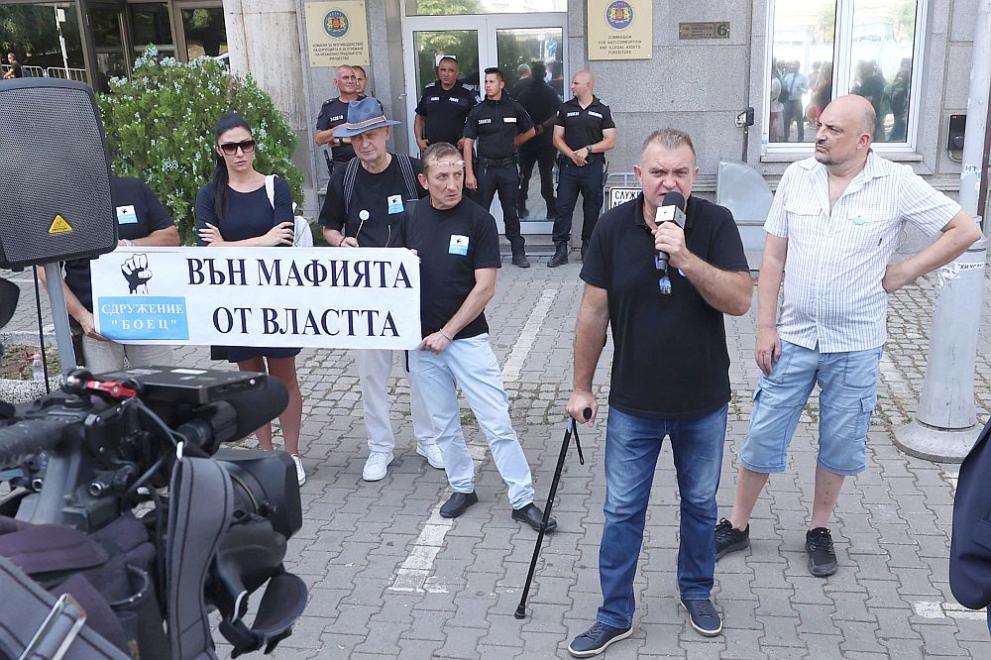 Граждани се събраха пред сградата на Комисията за противодействие на