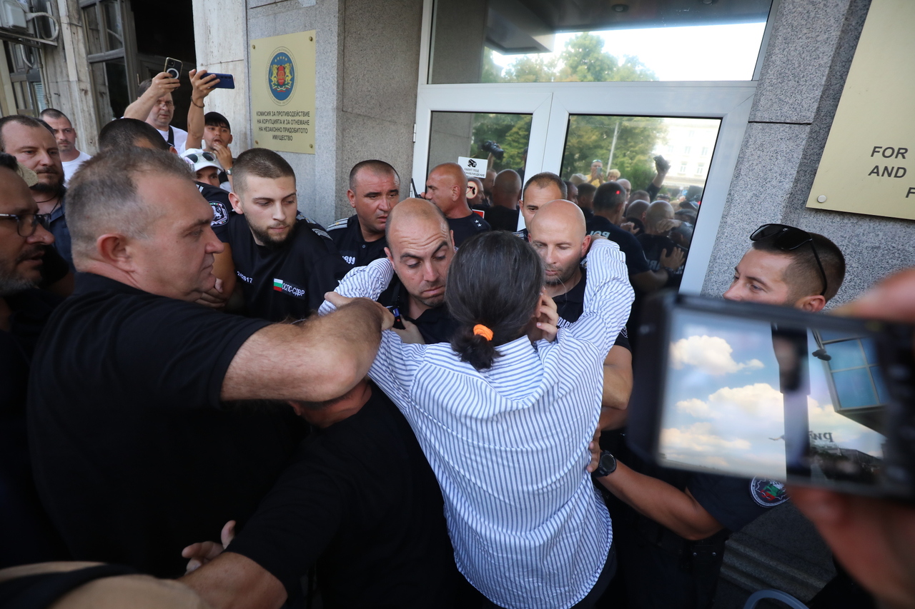 <p>Граждани се събраха пред сградата на Комисията за противодействие на корупцията на протест с искане за оставката на Антон Славчев, изпълняващ функциите председател на комисията и цялостно закриване на органа.</p>