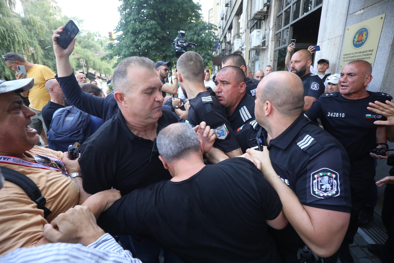 Протест пред сградата на Антикорупционната комисия
