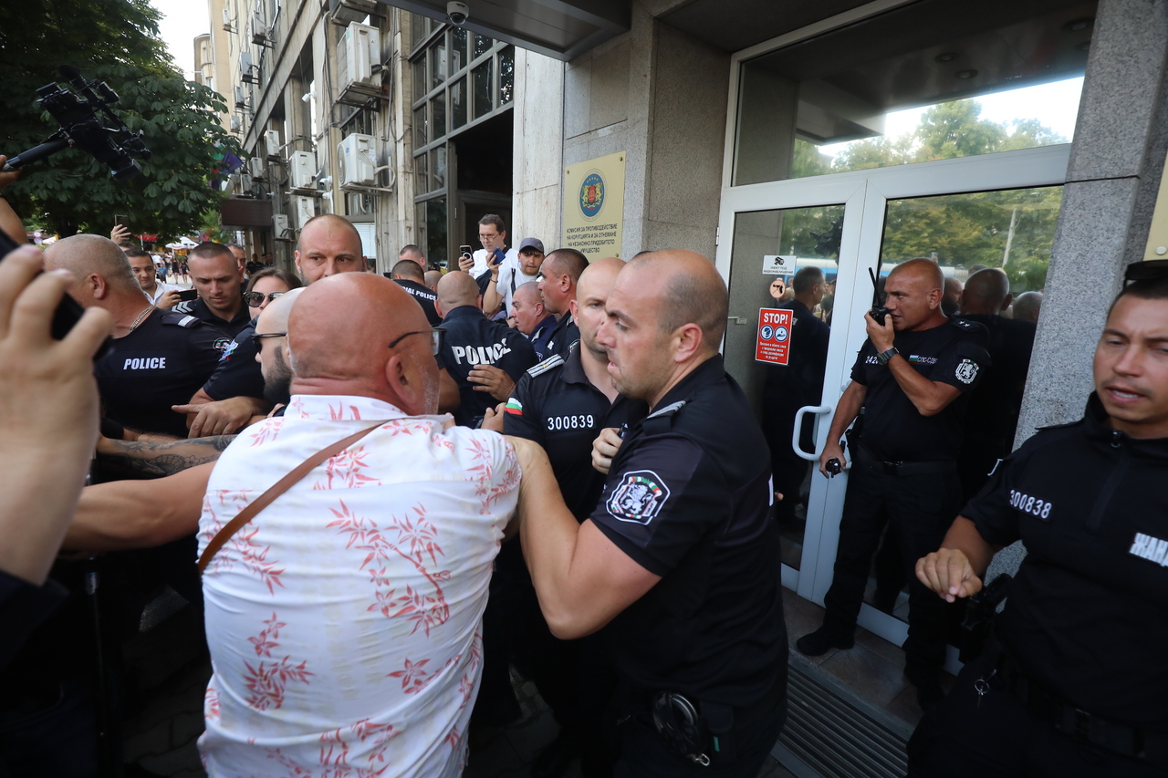 <p>Граждани се събраха пред сградата на Комисията за противодействие на корупцията на протест с искане за оставката на Антон Славчев, изпълняващ функциите председател на комисията и цялостно закриване на органа.</p>