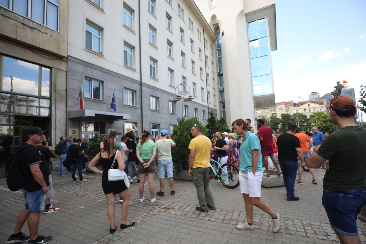 <p>Граждани се събраха пред сградата на Комисията за противодействие на корупцията на протест с искане за оставката на Антон Славчев, изпълняващ функциите председател на комисията и цялостно закриване на органа.</p>