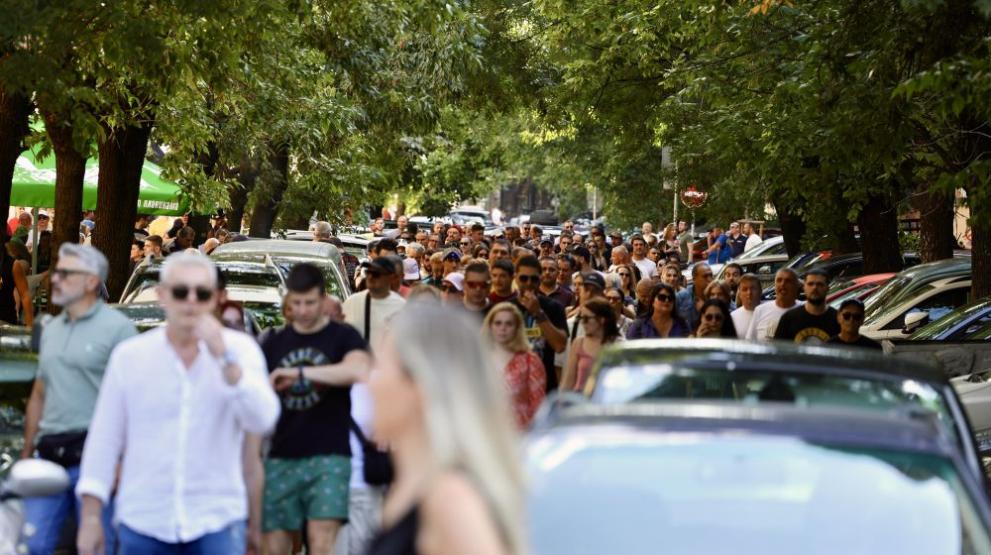 Тълпи от фенове на Гънс енд роузес вече чакат да