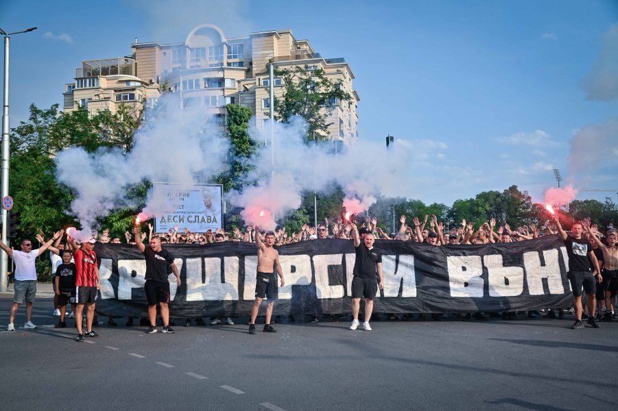Фенове на Локомотив Пловдив с протест срещу собственика Христо Крушарски1