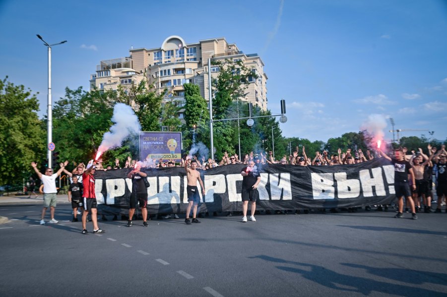 Фенове на Локомотив Пловдив с протест срещу собственика Христо Крушарски1