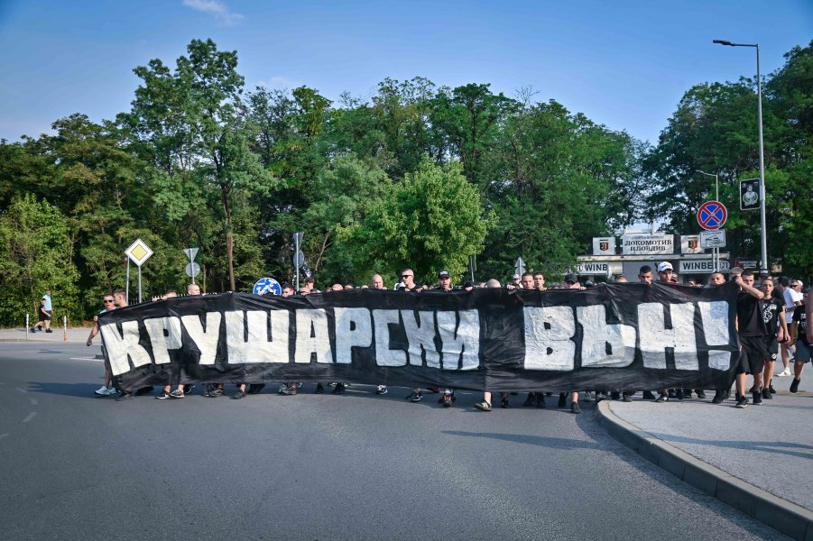 Фенове на Локомотив Пловдив с протест срещу собственика Христо Крушарски1