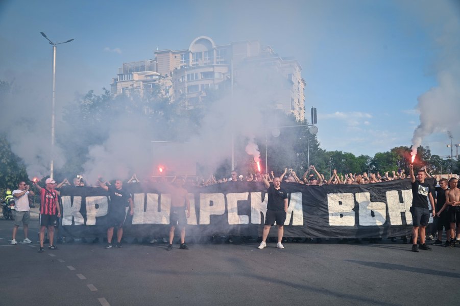 Фенове на Локомотив Пловдив с протест срещу собственика Христо Крушарски1